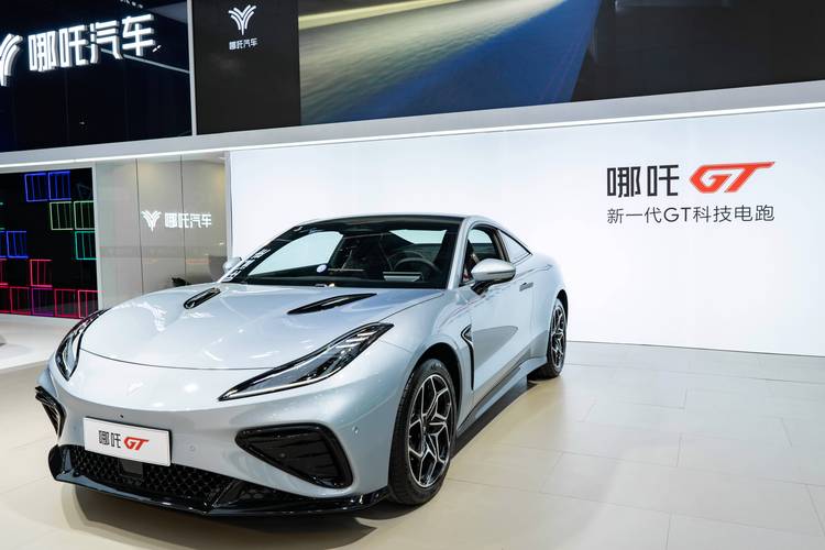 深圳65哪吒汽车在智能汽车领域的表现，领途汽车在新能源汽车市场中的影响力